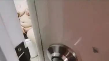 Brondong Ketahuan Ngintip Tante Rhini Langsung Diajakin Ngewe