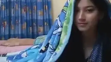 Cewe Cantik Buka BH di Depan Kamera